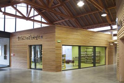 PhotoEcole élémentaire de 4 classes avec salle d'activités et bibliothèque