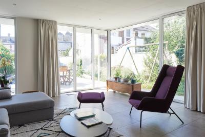 PhotoExtension d'une maison individuelle et d'un garage, s'ouvrir sur le jardin