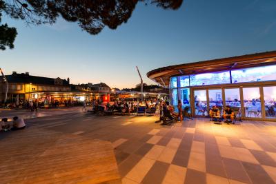 PhotoConstruction de 5 pavillons de restaurants et bars Place du Commando