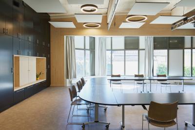 PhotoConstruction d'une salle polyvalente en extension, ligne verdoyante