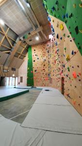 PhotoCREATION D'UN BATIMENT D'ESCALADE SUR LE SITE MARIE-AMELIE LE FUR
