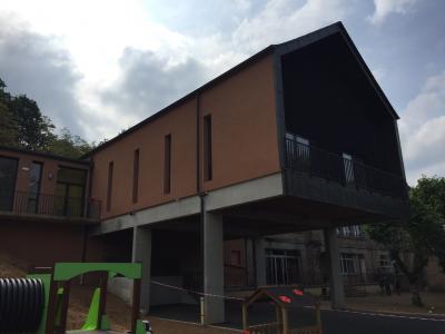 PhotoCantine scolaire avec cuisine et salle à manger sur le site de l’école d'Aubazine