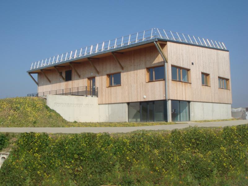 PhotoEco-construction bois du batiment d'exploitation bioclimatique àénergie positive de la station d'épuration d'Aubevoye